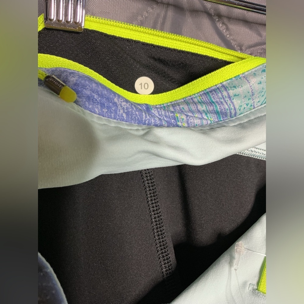 Lululemon Crop Leggings Size 10 - Black with Patterned Waist & Mesh Details - Picture 7 of 10